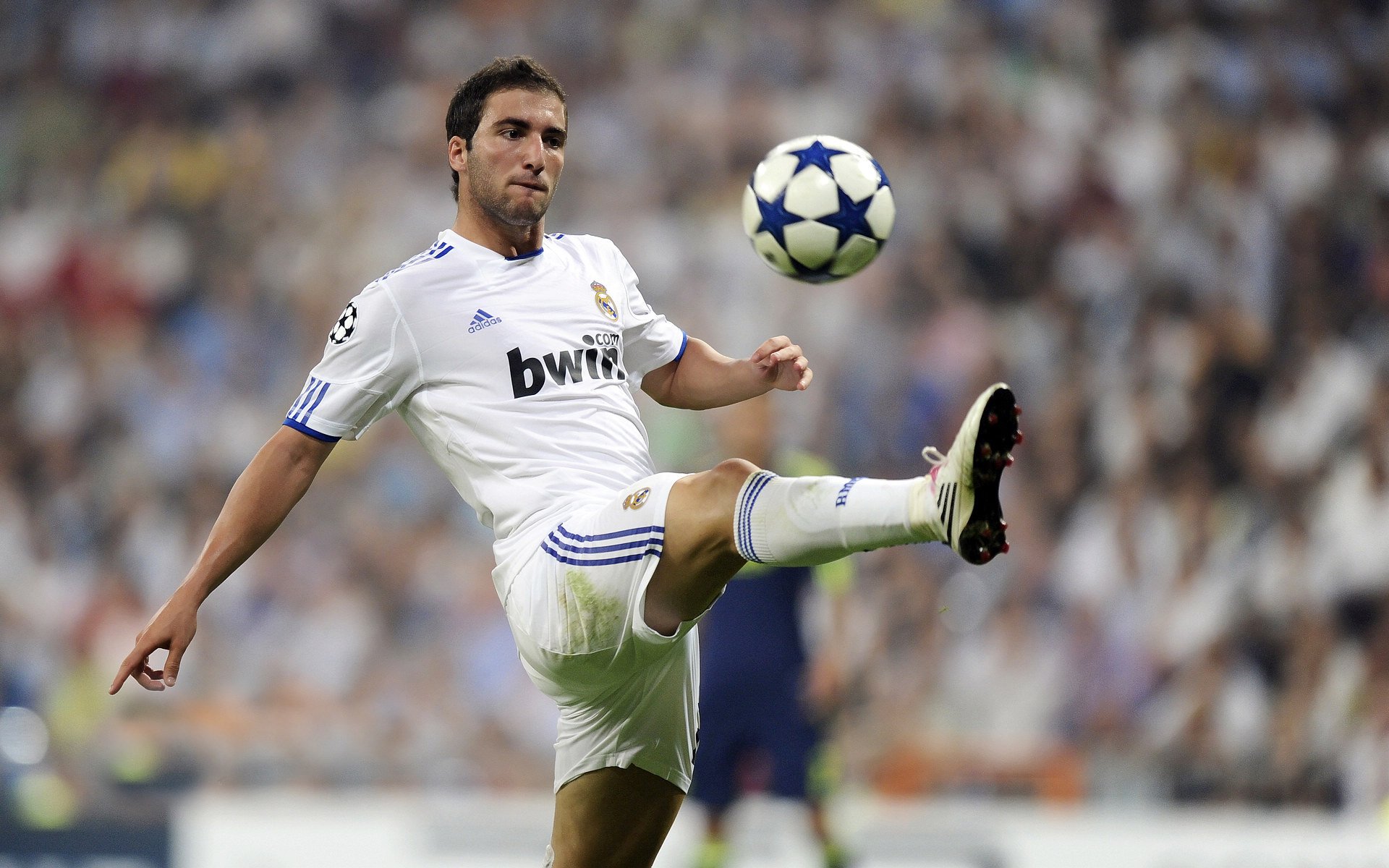 哈兰德在塞尔维亚队比赛中持续失利，败北引发热议！比赛高潮迭起