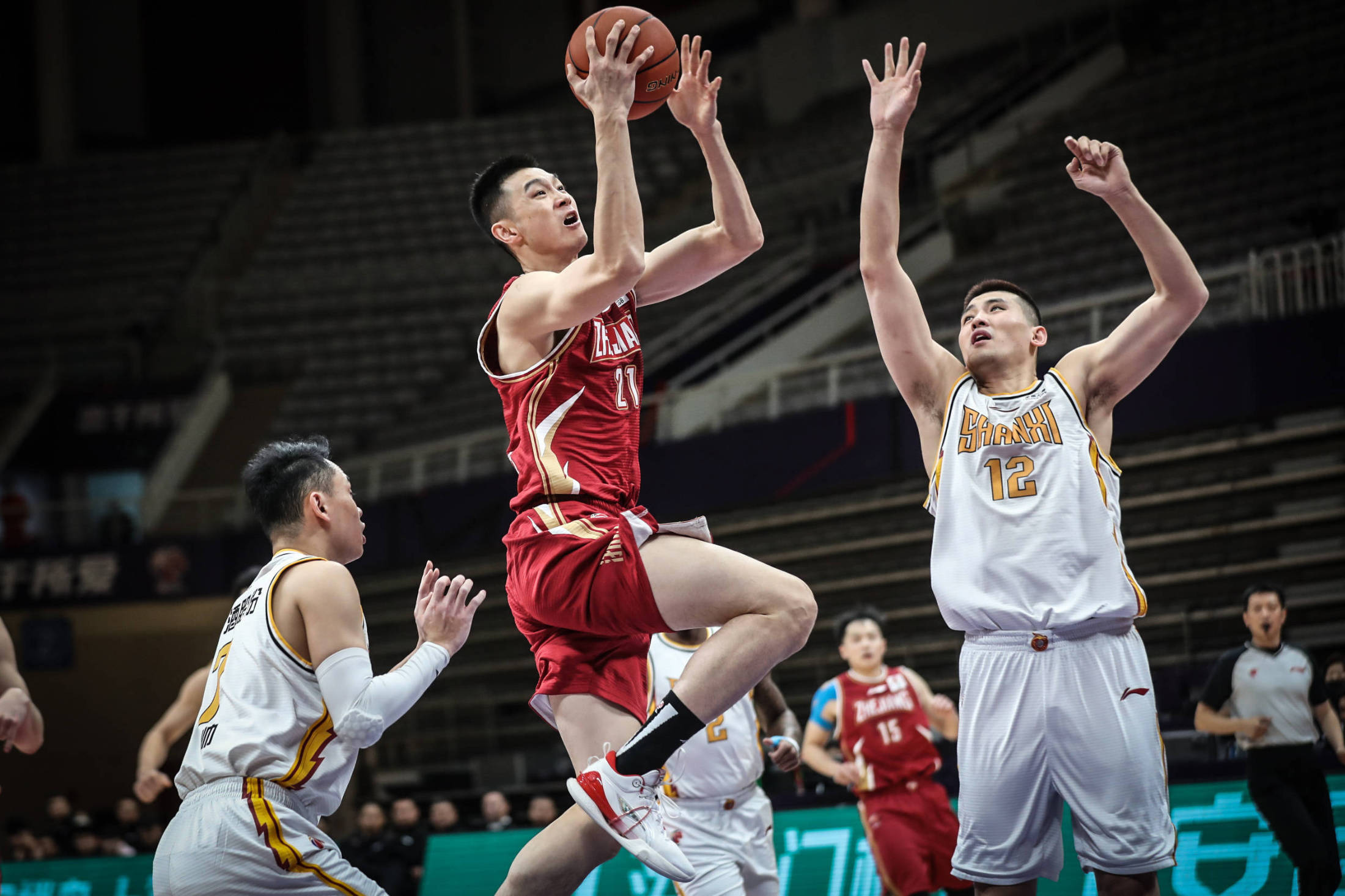  世锦赛战况：本菲卡防线稳固，新疆男篮进攻受阻，库里成最佳